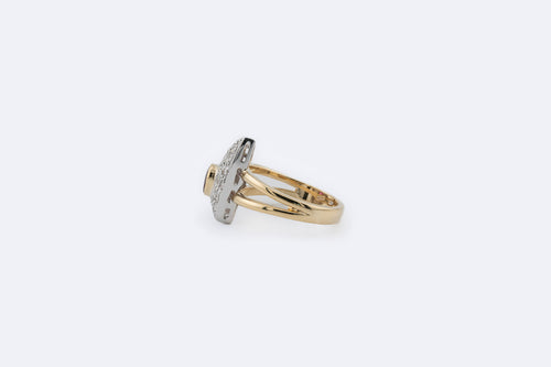 Anello in oro giallo e in oro bianco con rubino e pavé di diamanti