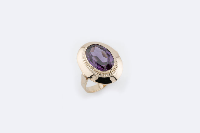 Anello in oro giallo con pietra viola