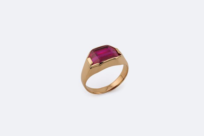 Anello in oro rosa con pietra rossa