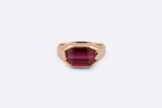 Anello in oro rosa con pietra rossa