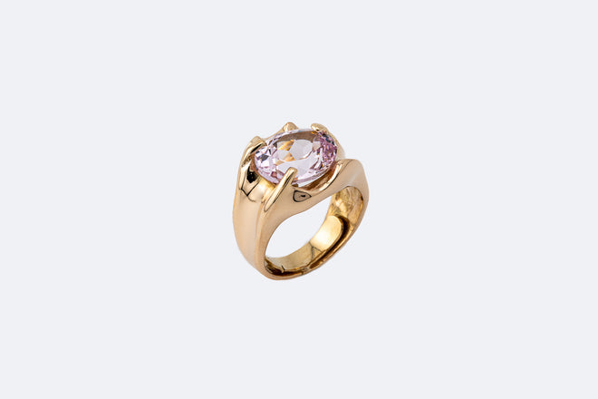 Anello in oro giallo con quarzo rosa