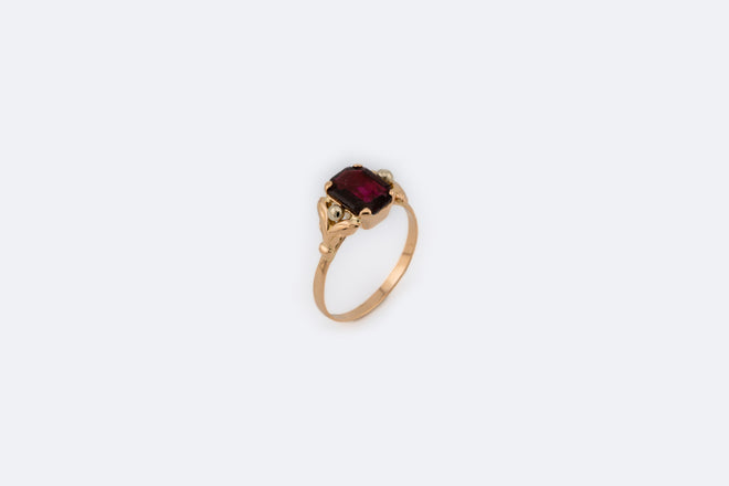 Anello in oro giallo con pietra bordeaux