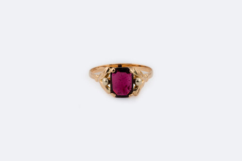 Anello in oro giallo con pietra bordeaux