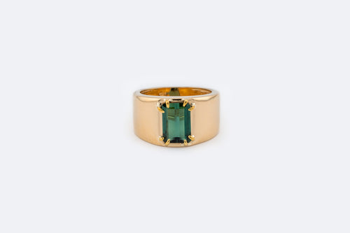 Anello in oro giallo con pietra verde